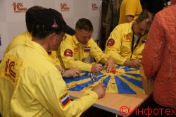 Легендарные "Стрижи" расписывают своими автографами флаг для нашего стенда на МАКСе